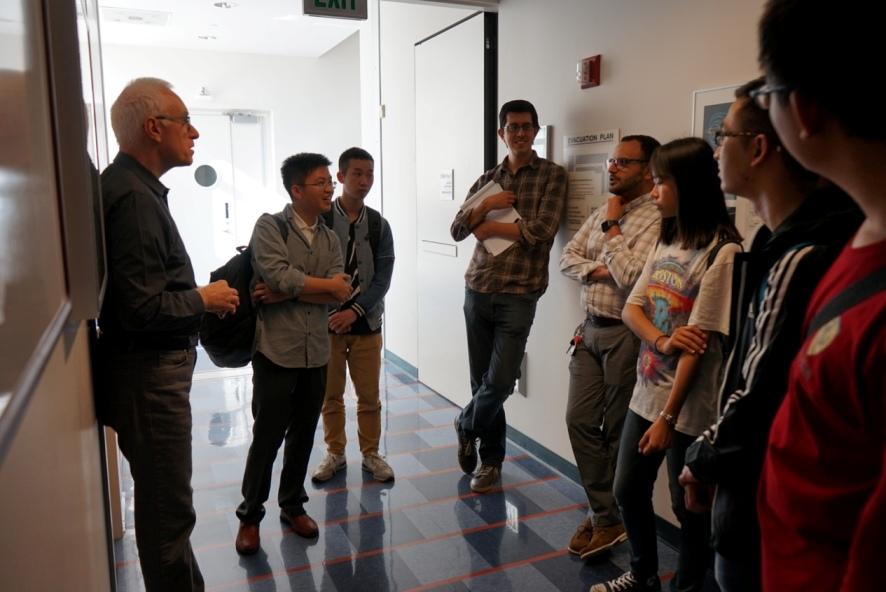 同学们与Mission Operation Center的负责人(左一)进行交流.jpg